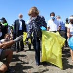 La Reina Doña Sofía (c) participa en la campaña '1m2 por las playas y los mares' del proyecto Libera con motivo del Día Internacional de la Limpieza de las Playas. En Rincón de la Victoria (Málaga, Andalucía, España), a 19 de septiembre de 2020.19 SEPTIEMBRE 2020Álex Zea / Europa Press19/09/2020