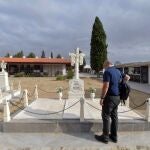 La Diócesis de Córdoba ha exhumado ya los restos de trece de las 128 personas cuya causa de beatificación y canonización por martirio prevé que quede cerrada por el Vaticano en noviembre próximo. En la imagen, una tumba del cementerio de la Ermita del Cristo de las Angustias en la localidad de Villaralto, cuyo ayuntamiento ha abierto un plazo de un mes "al objeto de que los familiares de las personas que pudieran estar inhumadas en la misma tumba, manifiesten su postura ante la apertura e inspección ocular"