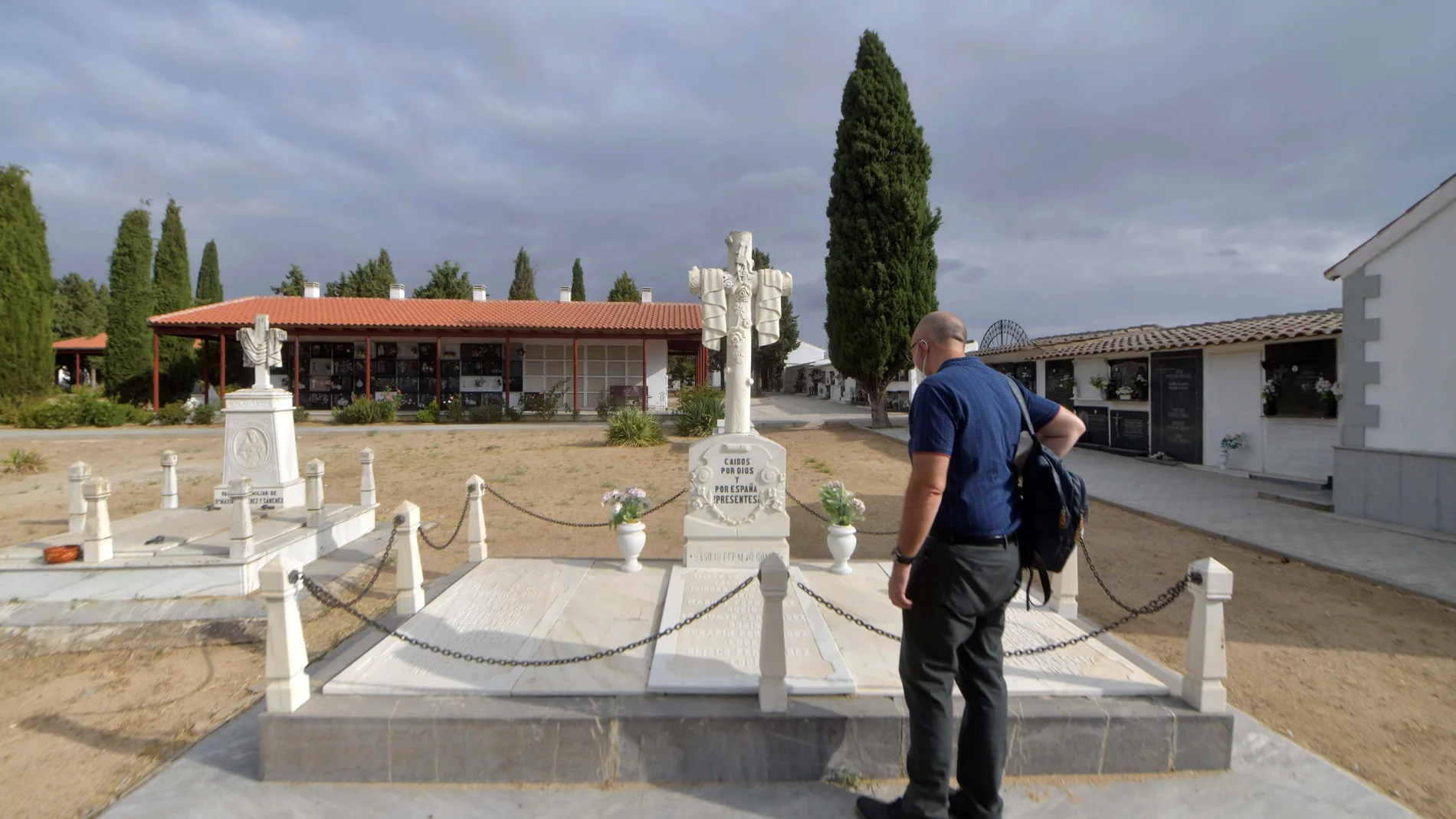 La Diócesis de Córdoba ha exhumado ya los restos de trece de las 128 personas cuya causa de beatificación y canonización por martirio prevé que quede cerrada por el Vaticano en noviembre próximo. En la imagen, una tumba del cementerio de la Ermita del Cristo de las Angustias en la localidad de Villaralto, cuyo ayuntamiento ha abierto un plazo de un mes "al objeto de que los familiares de las personas que pudieran estar inhumadas en la misma tumba, manifiesten su postura ante la apertura e inspección ocular"