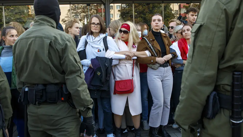 Mujeres protestan contra los resultados electorales de agosto en septiembre pasado