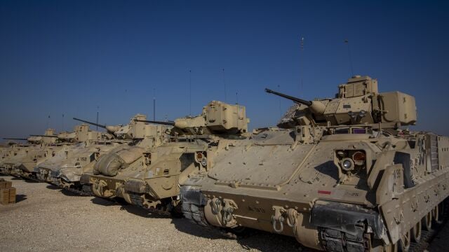 Imagen de archivo de vehículos de combate estacionados en una base militar de EE. UU. en Siria