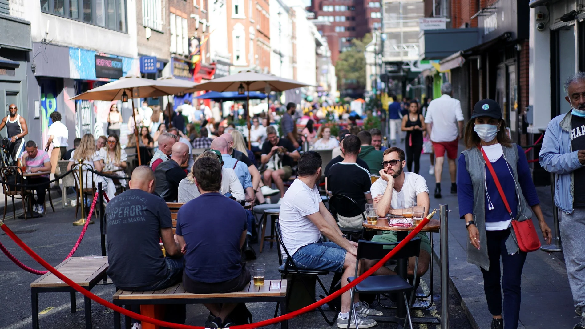 Gente sentada en terrazas de los restaurantes ubicados en el barrio londinense del Soho