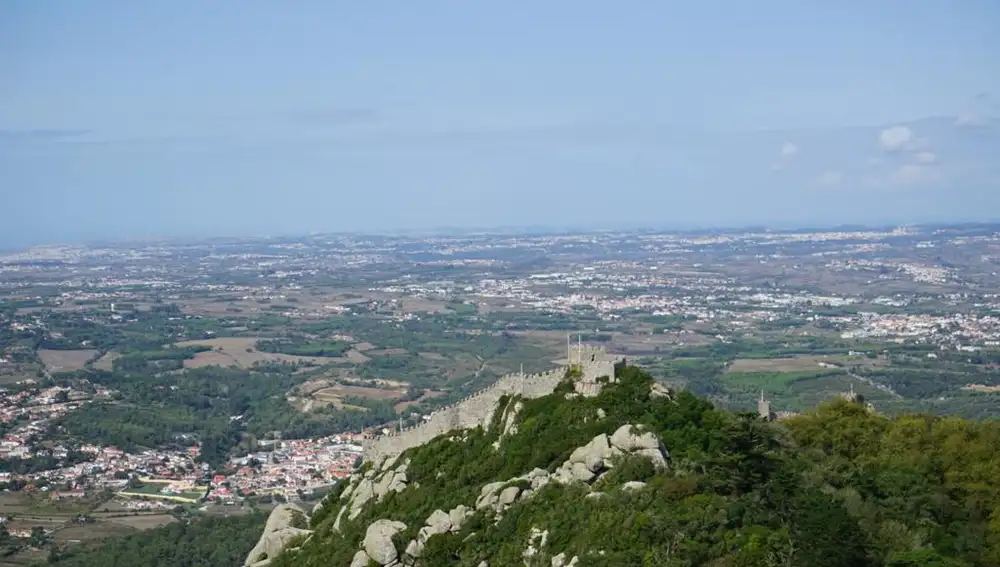 Vista del Castelo dos Mouros desde el Palacio do Pena.