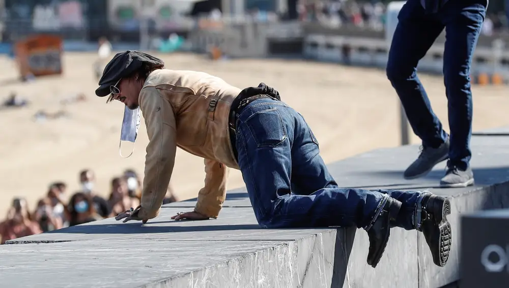 Johnny Depp se asomó a la playa de Zurriola para saludar a los fans que le esperaban