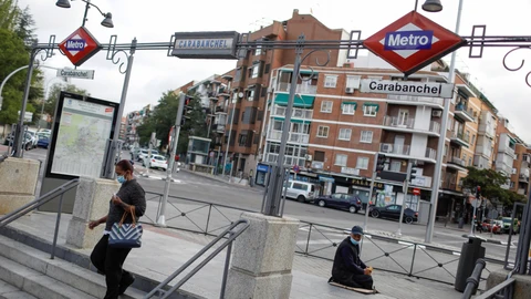 Una vecina de Carabanchel accede a un acceso al Metro