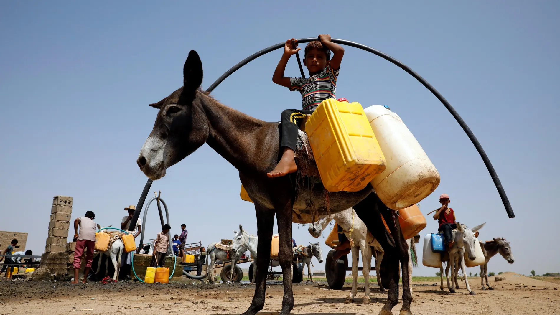 Niños yemeníes recorren millas en burros para recoger agua potable. En 2023, su acceso deberá ser un derecho de toda la población del planeta