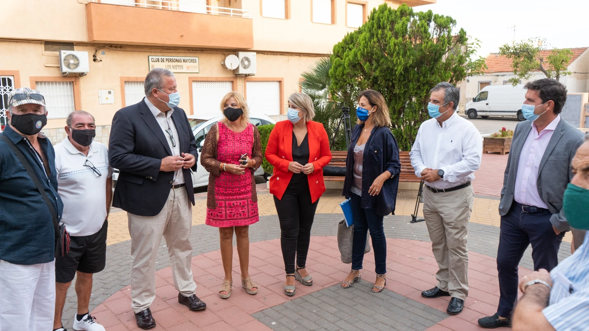 La visita a la zona que se ha visto afectada en los últimos meses por un nivel alto de okupción la han realizado además los senadores, Juan María Vázquez y Violante Tomás, y el diputado nacional, Juan Luís Pedreño, y ha contado con la presencia de la presidenta de la Junta Vecinal, Nani Vergara.