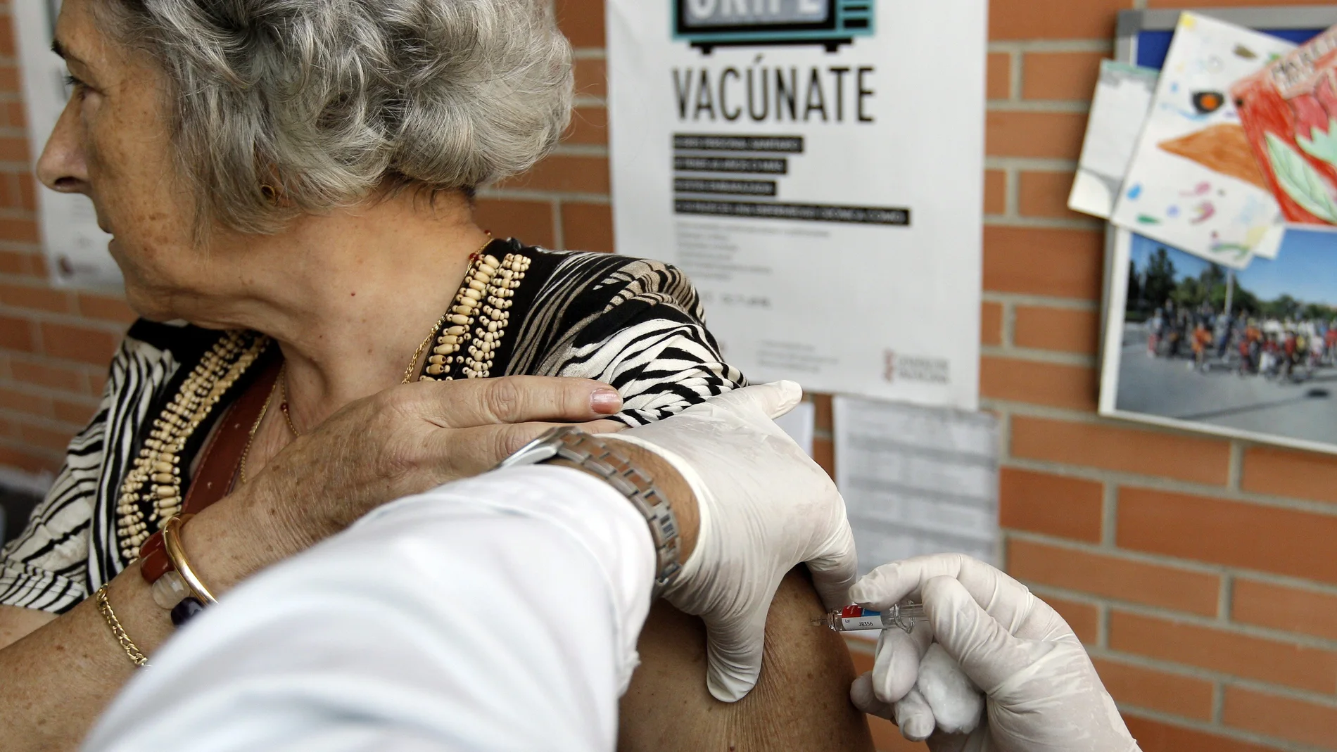La Conselleria de Sanidad ha iniciado hoy en la Comunitat Valenciana la campaña de vacunación contra la gripe