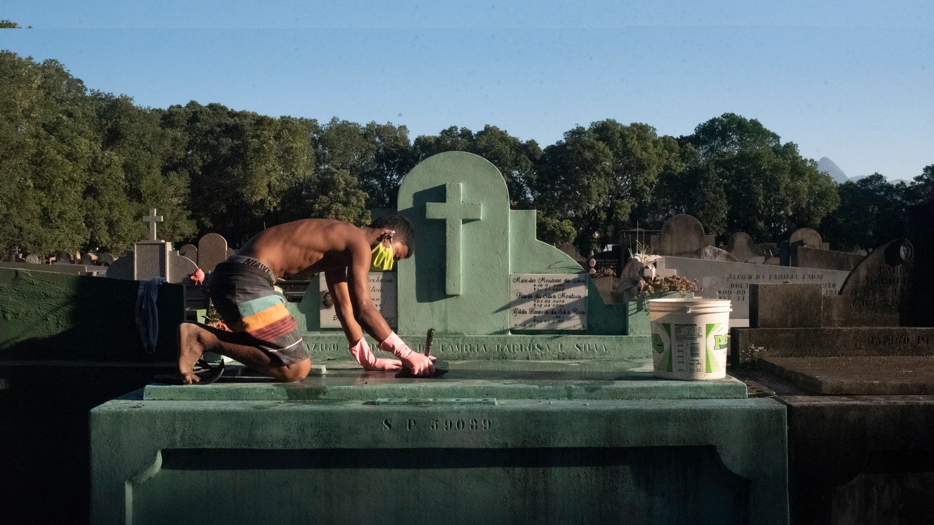 Una persona limpia una tumba en un cementerio de Río de Janeiro, Brasil.21/09/2020