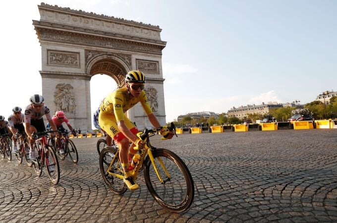 Pogacar pasa por el Arco del Triunfo con el maillot amarillo en el Tour 2020