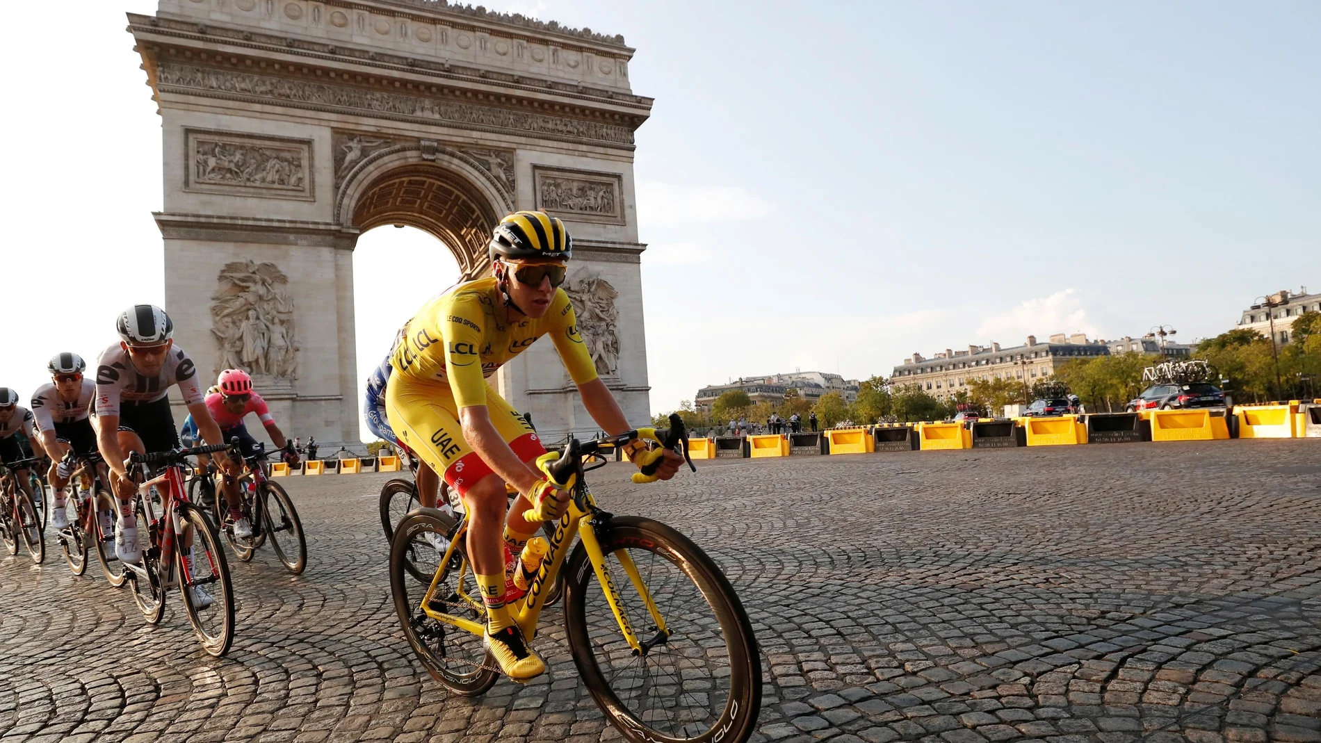 Pogacar pasa por el Arco del Triunfo con el maillot amarillo en el Tour 2020