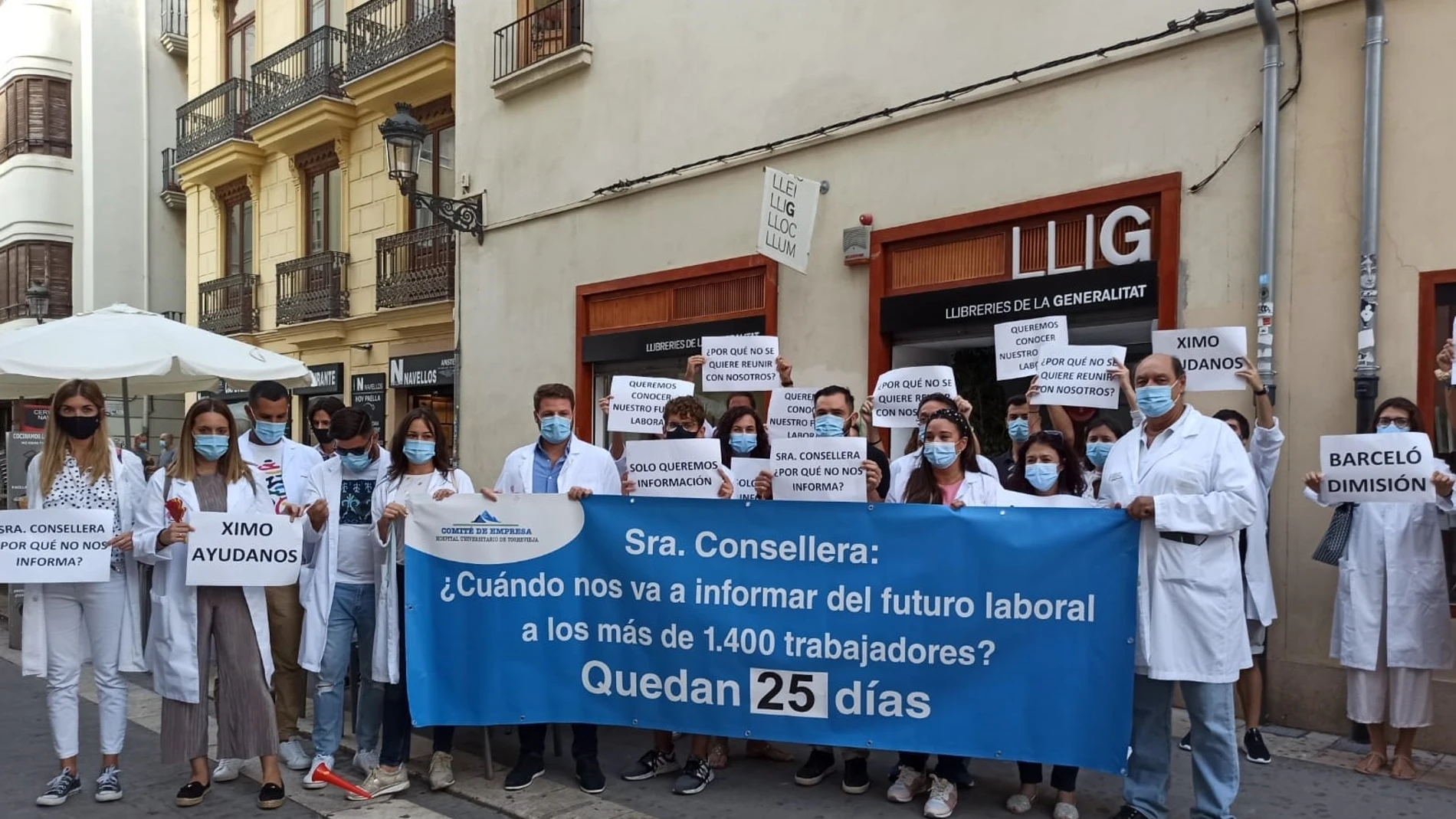 Los MIR y trabajadores del Hospital de Torrevieja se concentran ante Les Corts coincidiendo con el debate