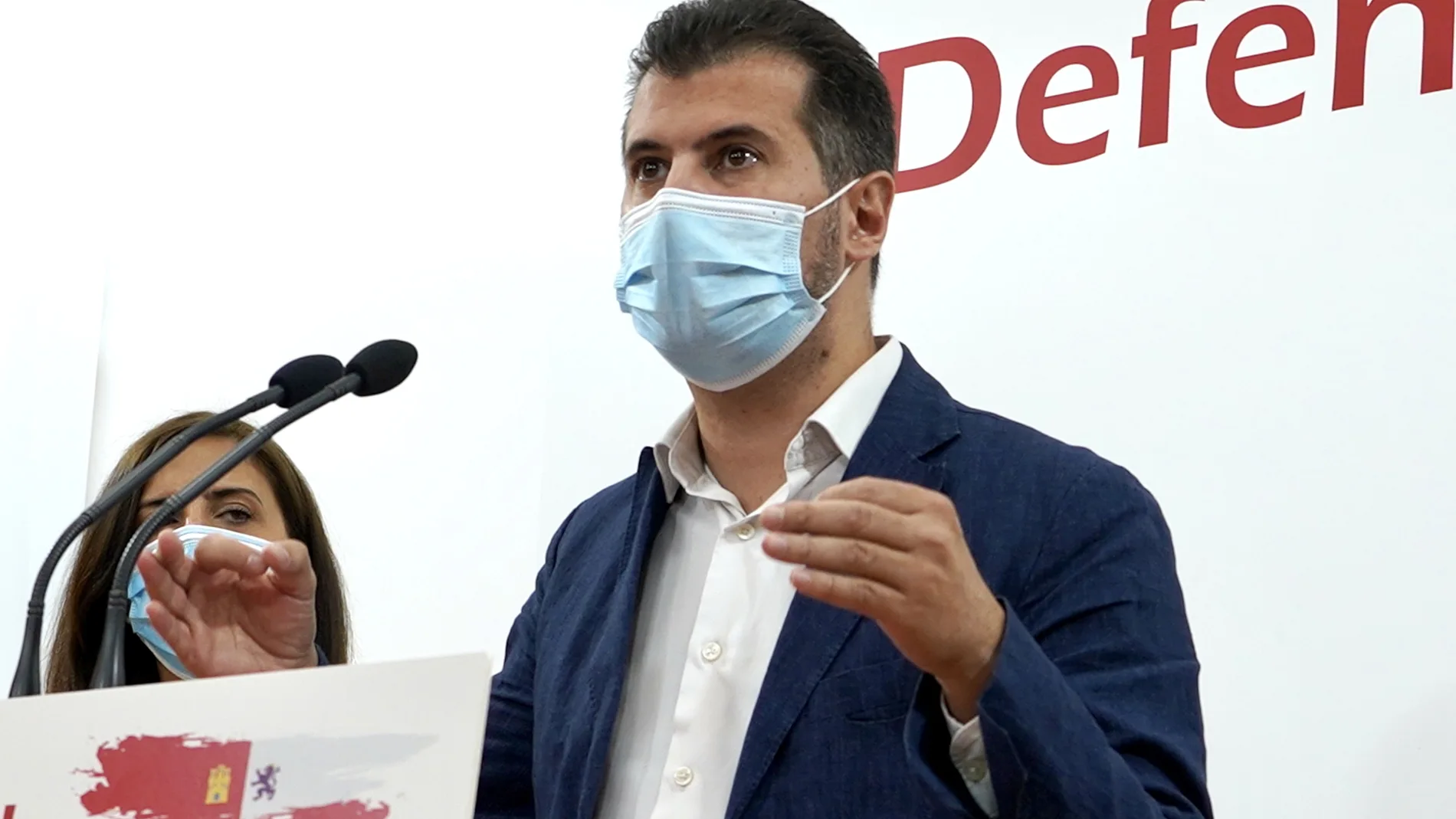 Luis Tudanca, secretario regional del PSOE, durante la rueda de prensa en la que han hecho público el informe del ex director de Gestión del HUBU