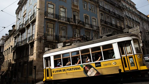 Turistas con mascarilla en un tranvía en Lisboa, Portugal