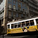 Turistas con mascarilla en un tranvía en Lisboa, Portugal