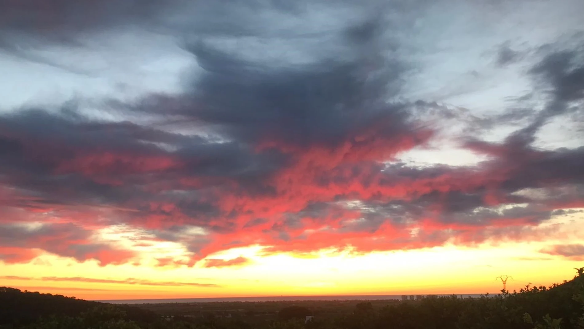 Amanecer con nubes altas