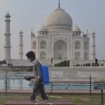 Un hombre desinfecta las afueras del Taj Mahal en la India