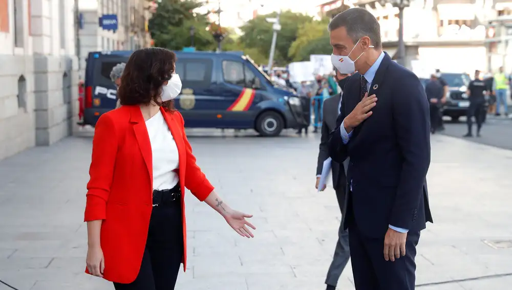 La presidenta de la Comunidad de Madrid, Isabel Díaz Ayuso, saluda al presidente del Gobierno, Pedro Sánchez, a