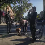Un miembro de la comunidad de judíos ultraortodoxos toca un Shofar, un instrumento tradicional, en una calle de Nueva York