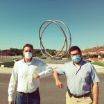 El Dr. Ángel Ayuso, director científico de Vithas y director gerente de la Fundación Vithas y el Dr. Estanislao Nistal Villán, investigador de la Sección de Microbiología de la Facultad de Farmacia de la Universidad CEU San Pablo