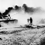 Tanques iraquíes tratan de cruzar el río Karun en el suroeste de Irán el 22 de octubre de 1980 mientras sale humo de un oleoducto