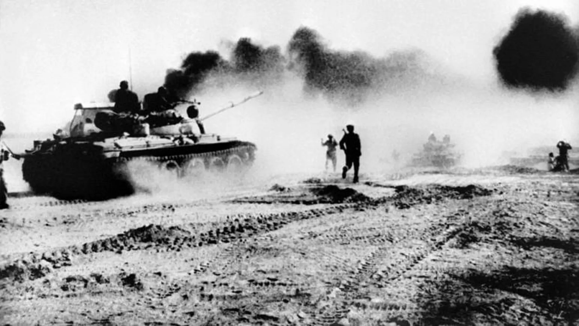 Tanques iraquíes tratan de cruzar el río Karun en el suroeste de Irán el 22 de octubre de 1980 mientras sale humo de un oleoducto