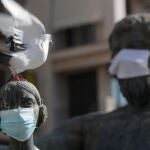 El Ayuntamiento de Valencia ha colocado mascarillas a las estatuas de la ciudad para sensibilizar a la ciudadanía del uso de esta protección.