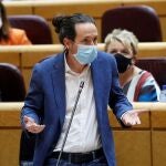 El vicepresidente segundo del Gobierno, Pablo Iglesias, interviene en la sesión de control al Gobierno, esta tarde en el pleno del Senado, en Madrid. EFE/ Chema Moya