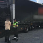 Un agente de la Guardia Civil practicándole la prueba de alcoholemia. Foto: Guardia CIvil