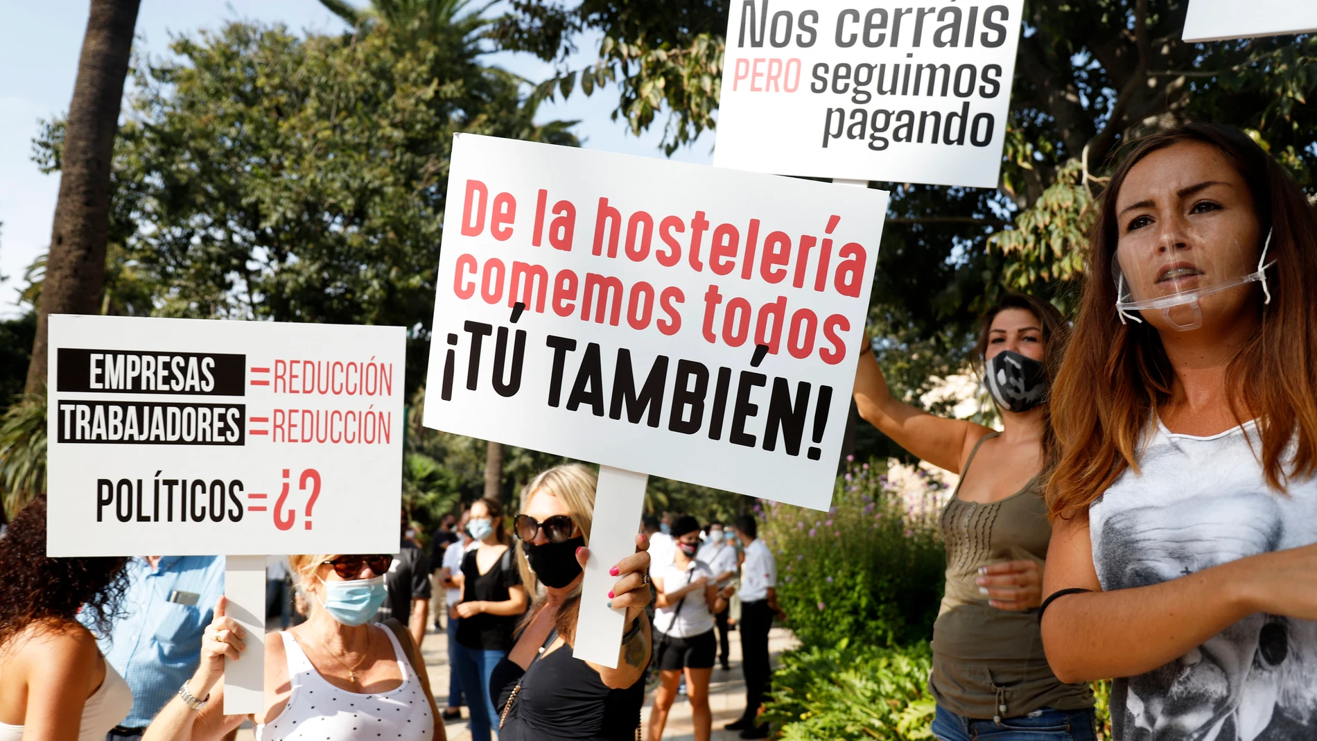 Los hosteleros se manifiestan en defensa de la hostelería y el ocio nocturno por el cierre de sus locales ante las medidas preventivas del Gobierno por el Covid-19 en Málaga