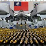Un caza y proyectiles en la base de Taiwán Makung Air Force Base