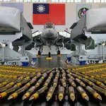 Un caza y proyectiles en la base de Taiwán Makung Air Force Base