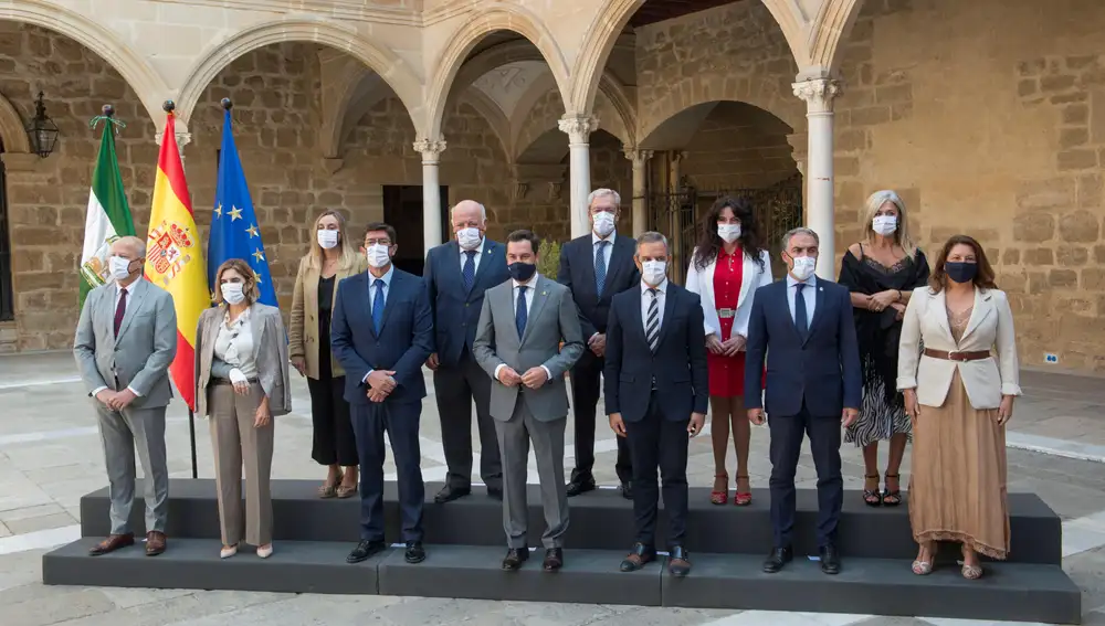 El Presidente de la Junta de la Andalucía Juanma Moreno, junto al Ejecutivo andaluz, momentos antes de celebrar la reunión del Consejo de Gobierno hoy en el Antiguo Hospital del Salvador de Úbeda (Jaén)