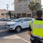 Un agente de Policía Local de Cartagena en un control