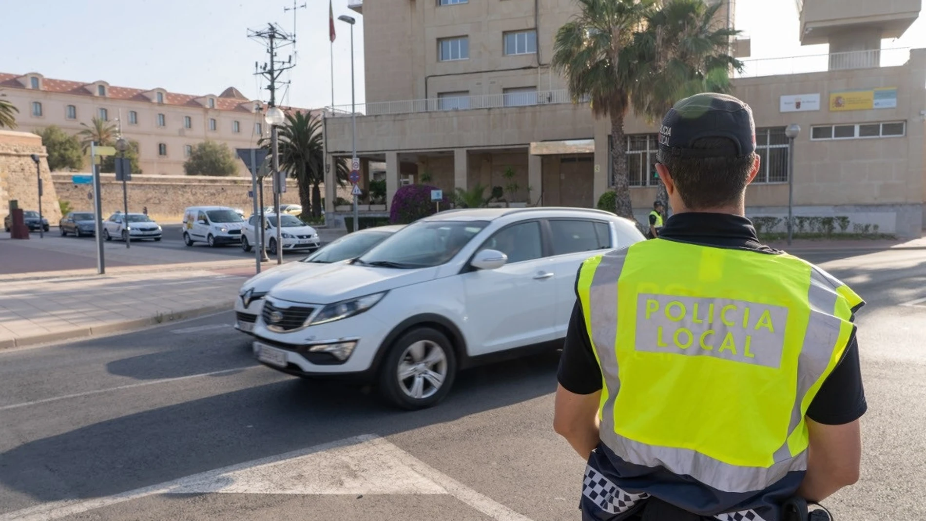 Un agente de Policía Local de Cartagena en un control