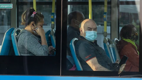 El riesgo de utilizar trasporte público no es significativamente mayor al que suponen otras actividades en interiores.