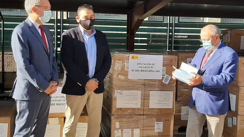 Reparto de mascarillas del Gobierno de España a la Diputación de Valladolid con la presencia del delegado en Castilla y León, Javier izquierdo