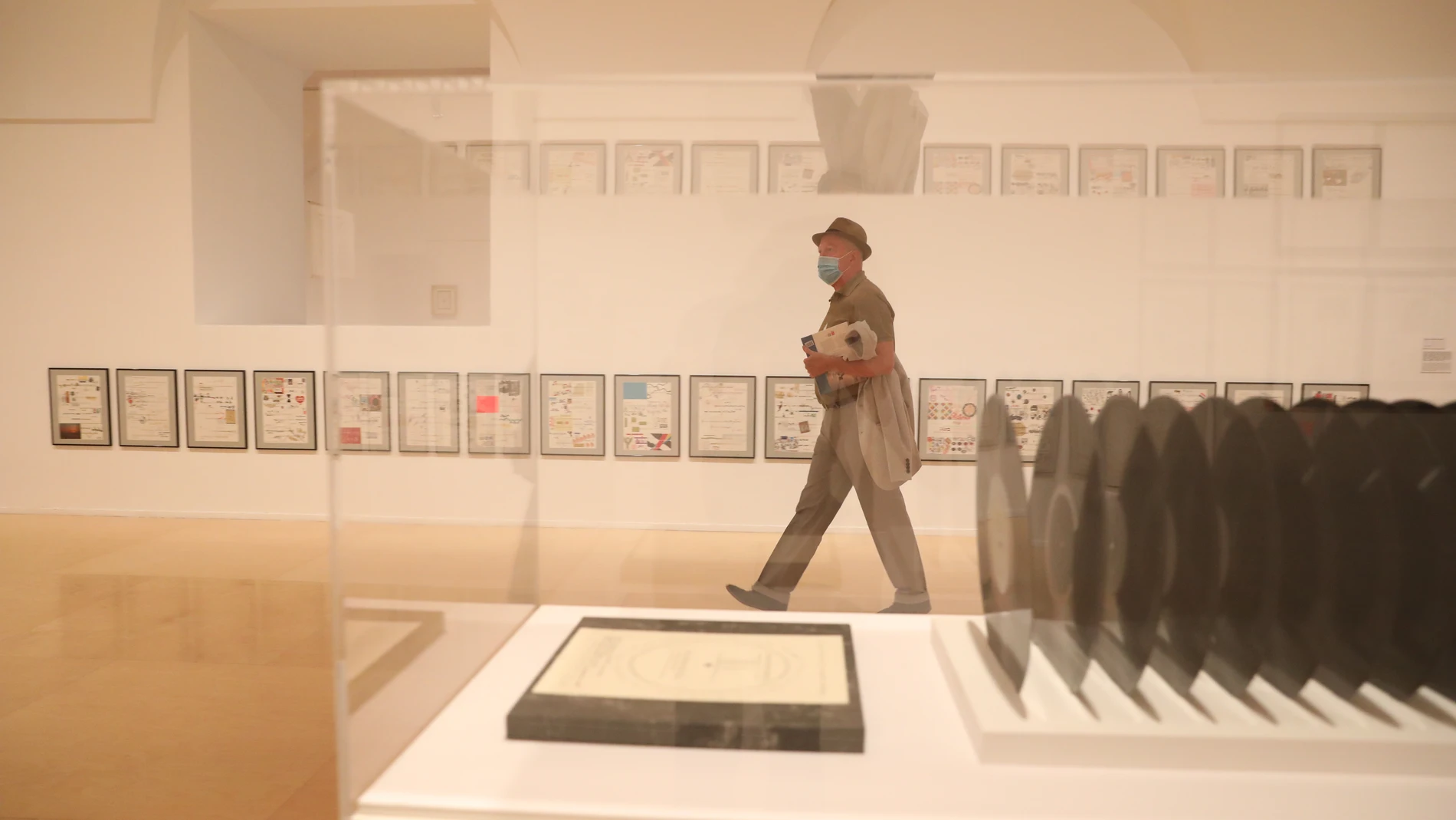 Un visitante pasea por la exposición 'Disonata. Arte en sonido hasta 1980', sorbe arte y sonido, en el Museo Reina Sofía