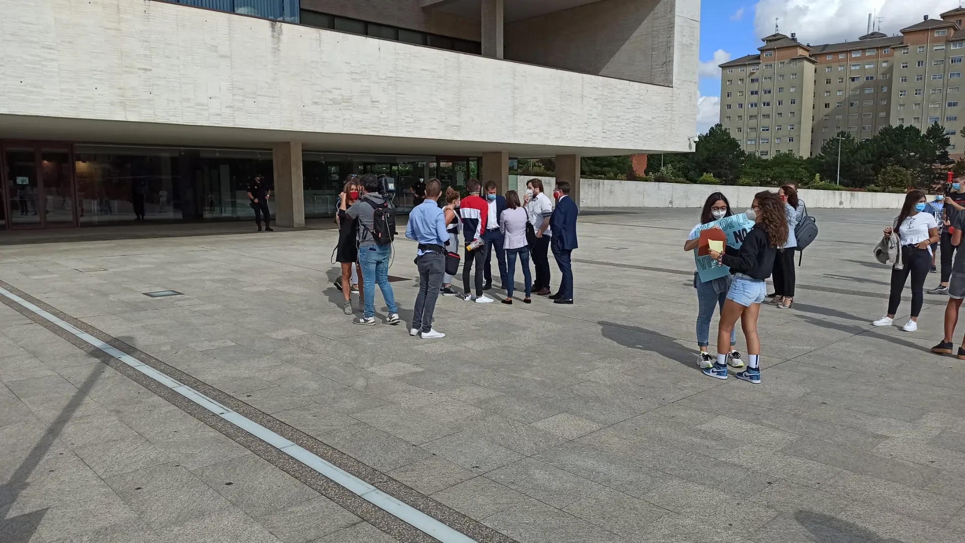 Estudiantes del IES María Moliner de Laguna de Duero (Valladolid) explican sus demandas al portavoz del PSOE, Luis Tudanca