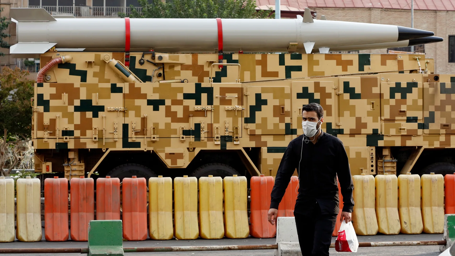 Un hombre camina junto a la exposición de armas iraníes en Teherán. Detrás, el misil tierra-tierra Zohair