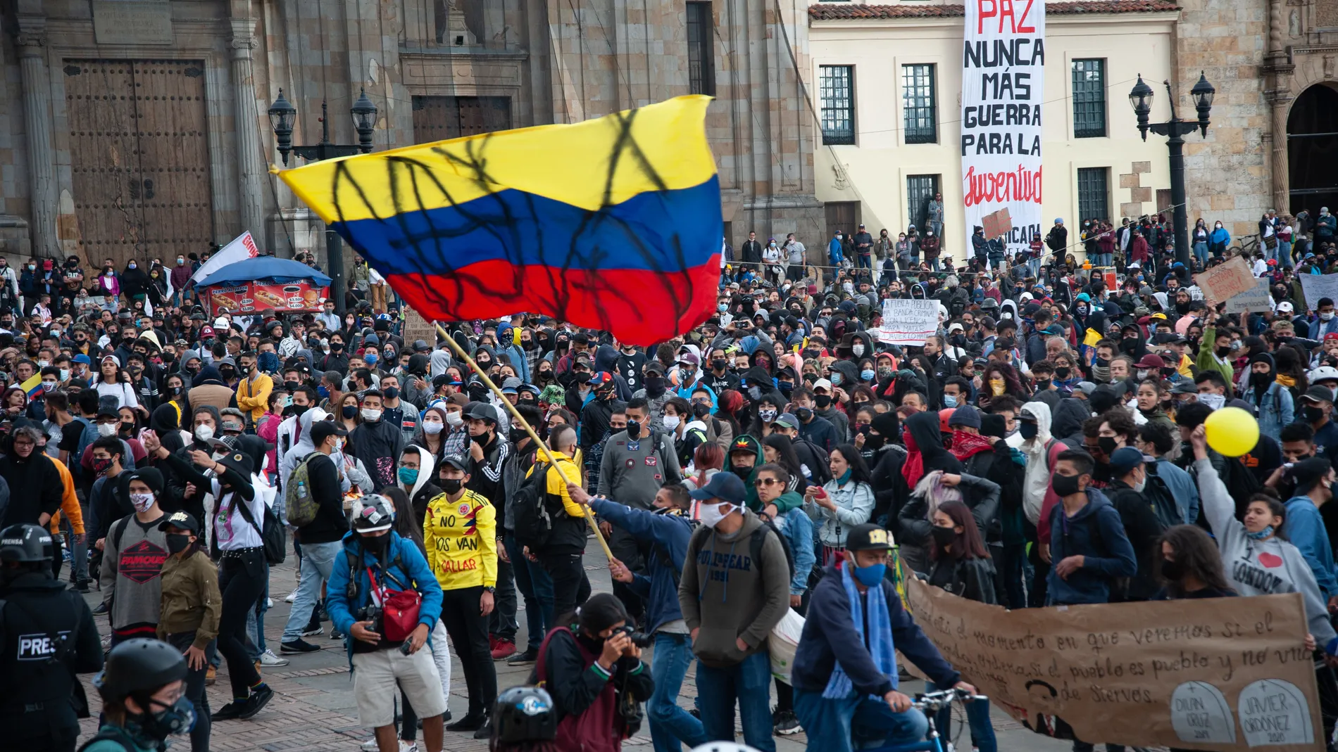 Colombianos en una marcha en contra de la brutalidad policial en Bogotá