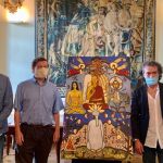 El autor junto a la obra Zéosis