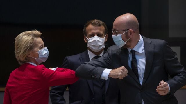 La presidenta de la Comisión Europea, Ursula von der Leyen, saluda al presidente del Consejo Europeo, Charles Michel con el hombre durante una cumbre en Bruselas