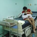 Ada Mendoza, de 24 años, da el pecho a su bebé en un hospital de Caracas, que no ha permitido la visita del padre por las restricciones contra el coronavirus