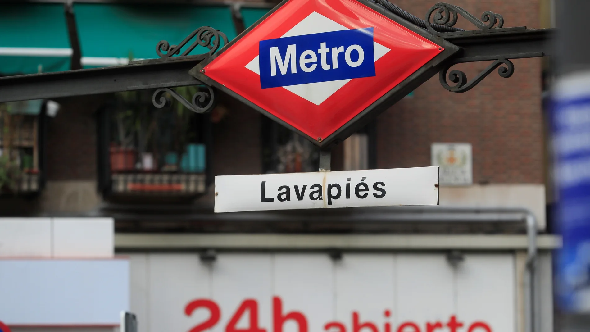 Detalle de una de las bocas de metro de Lavapiés