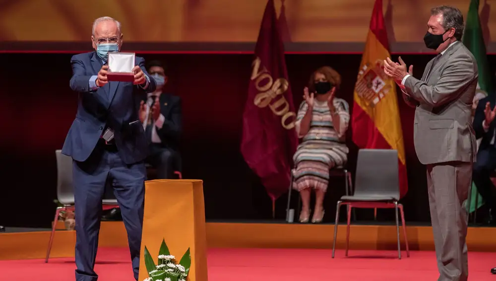 El ex vicepresidente del Gobierno Alfonso Guerra (i) junto al alcalde de Sevilla, Juan Espadas, recoge su título de Hijo Predilecto