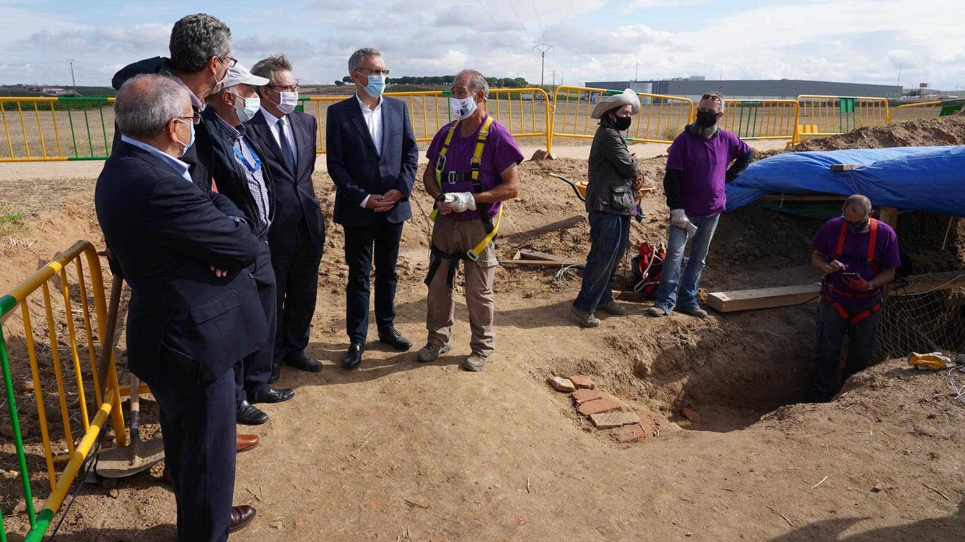 El secretario de Estado de Memoria Democrática, Fernando Martínez, y el delegado del Gobierno en Castilla y León, Javier Izquierdo, visitan la fosa común de la Gravera de Barbado, en Medina del Campo (Valladolid) junto al responsable de la ARMH de Valladolid, Julio Olmo