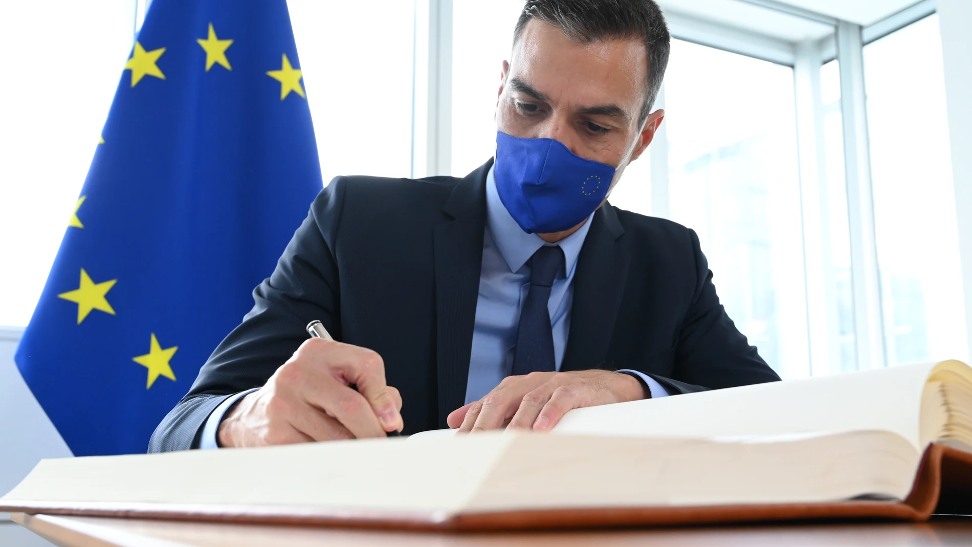 El presidente del Gobierno, Pedro Sánchez, firma el libro de visitas junto al presidente del Parlamento Europeo, David Sassoli.