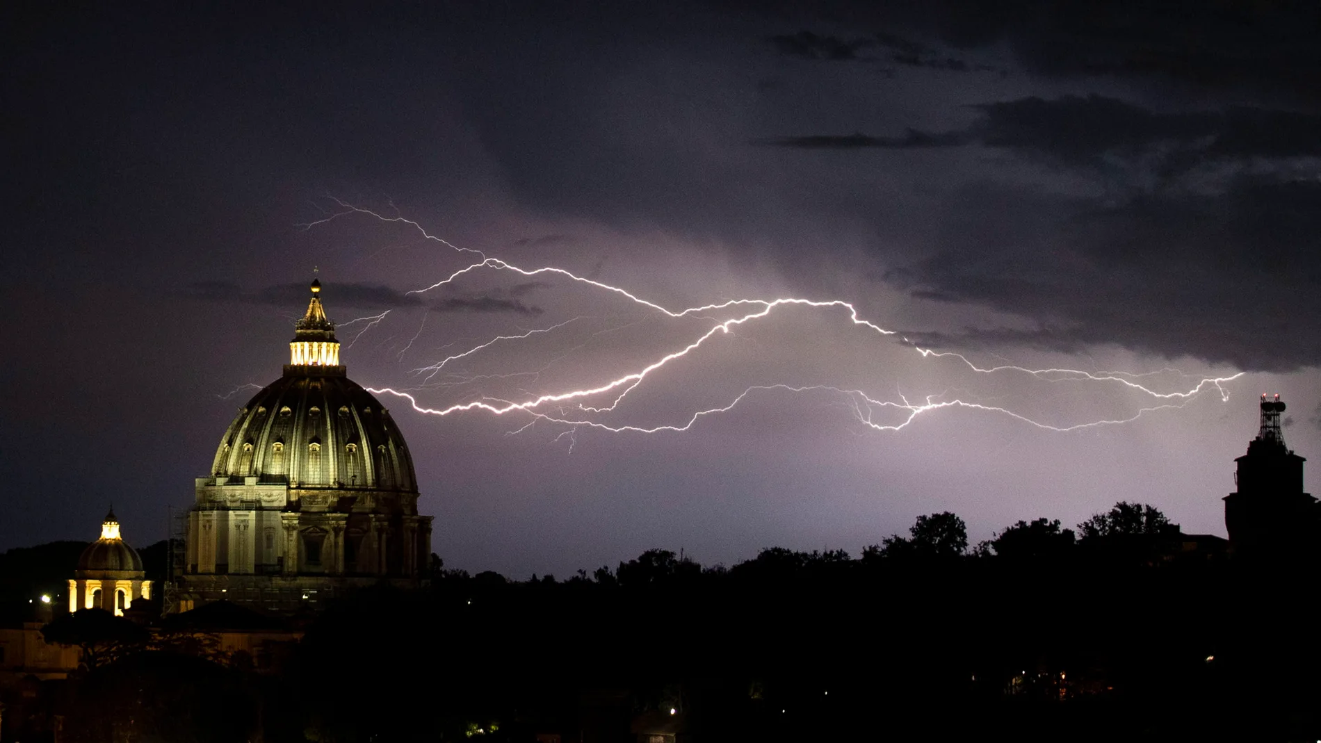 Un rayo atraviesa la cúpula de la basílica de San Pedro en el Vaticano