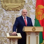 Lukashenko toma posesión como presidente de Bieolurrusia a pesar de las manifestaciones por el pucherazo electoral